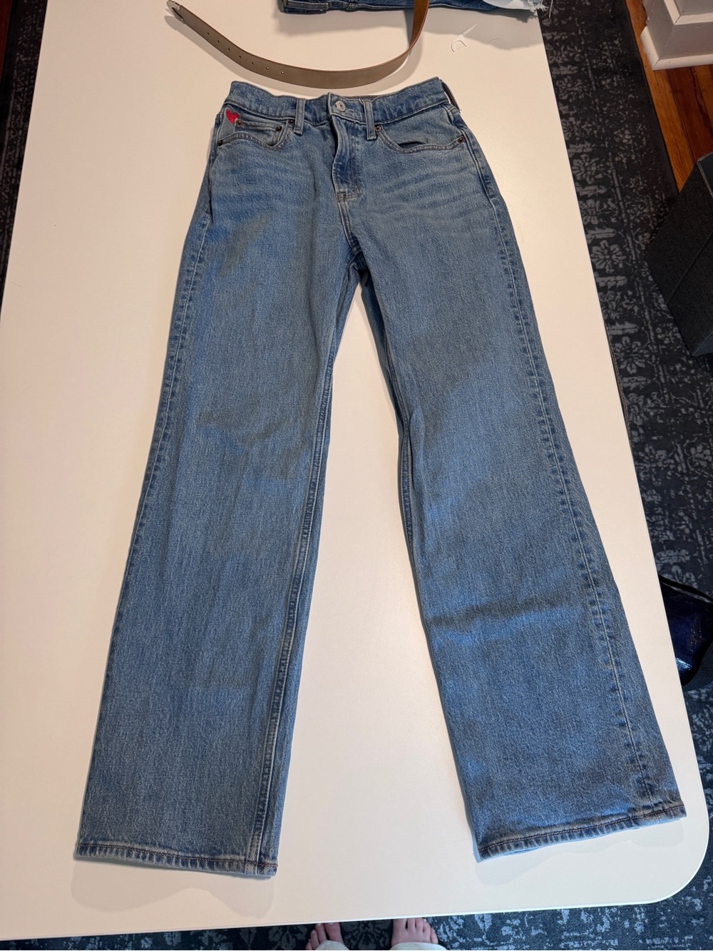 Abercrombie & Fitch High Rise 90s Relaxed Embroidered Hear Jean